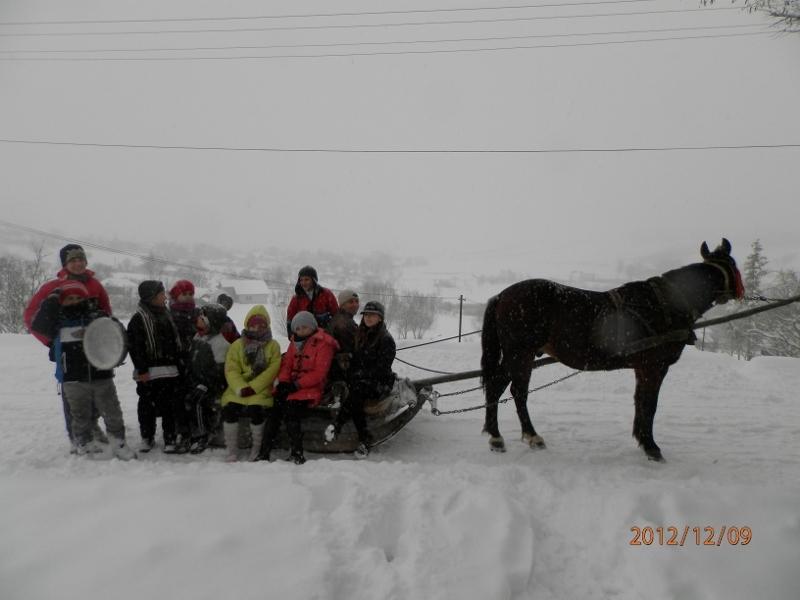 Copiii din Mlenauti colindă pe cei din Baseu 3