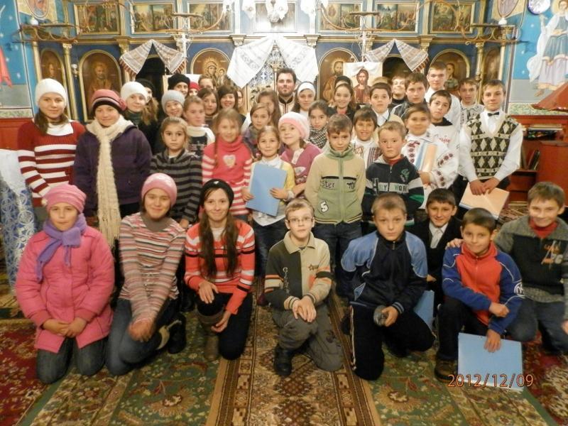 Copiii din Mlenauti colindă pe cei din Baseu 5