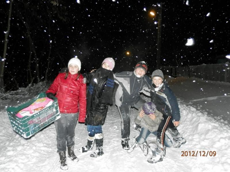 Copiii din Mlenauti colindă pe cei din Baseu 8